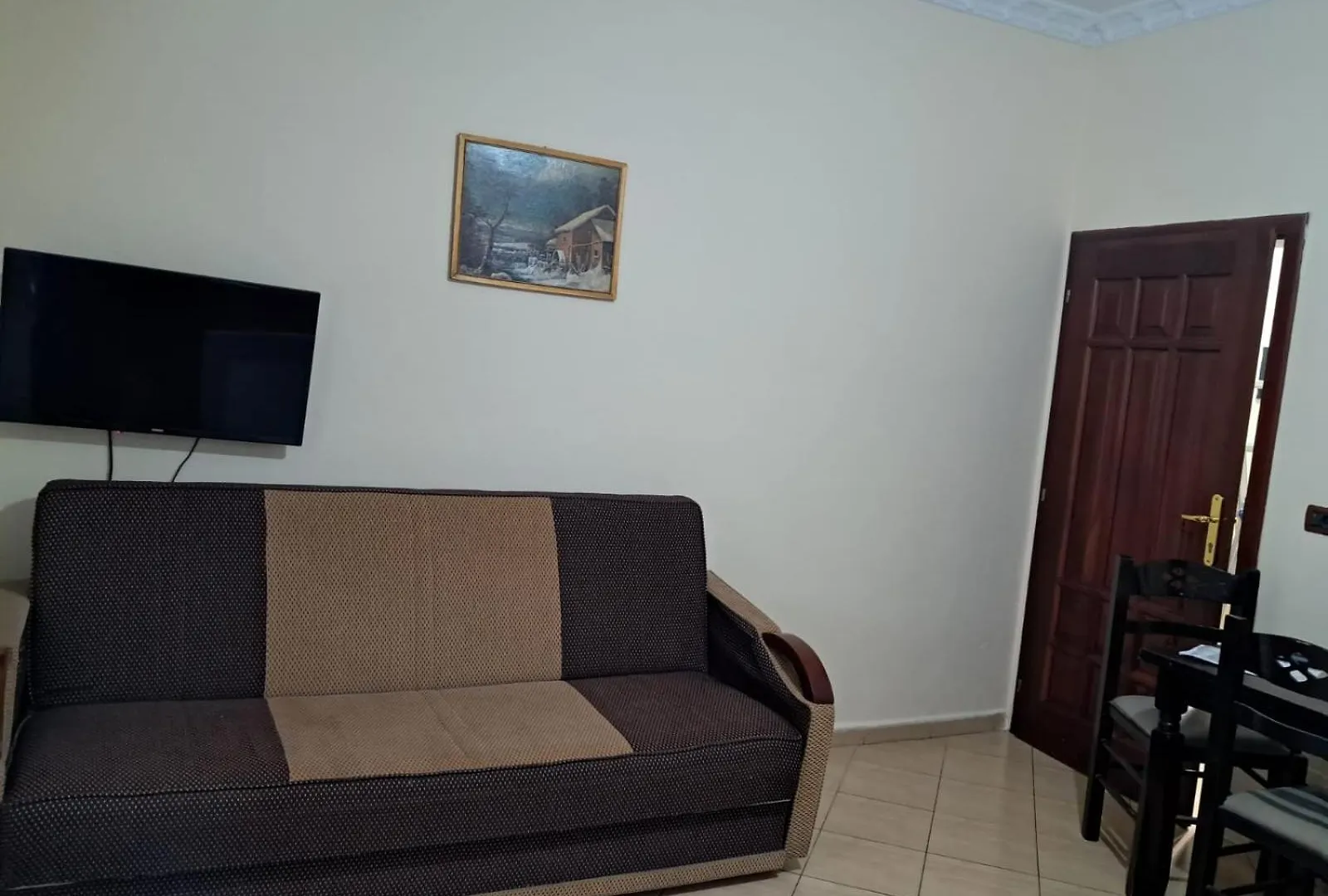 Simple And Cozy Daire Tiran Arnavutluk